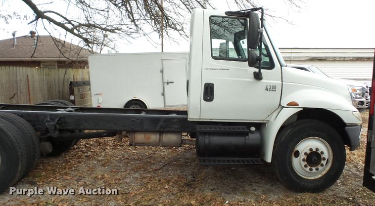 image for item DA5780 2002 International 4300 truck cab and chassis