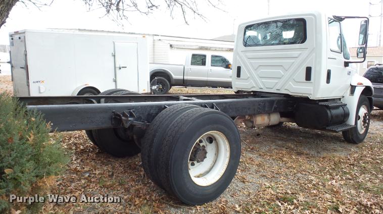 image for item DA5780 2002 International 4300 truck cab and chassis