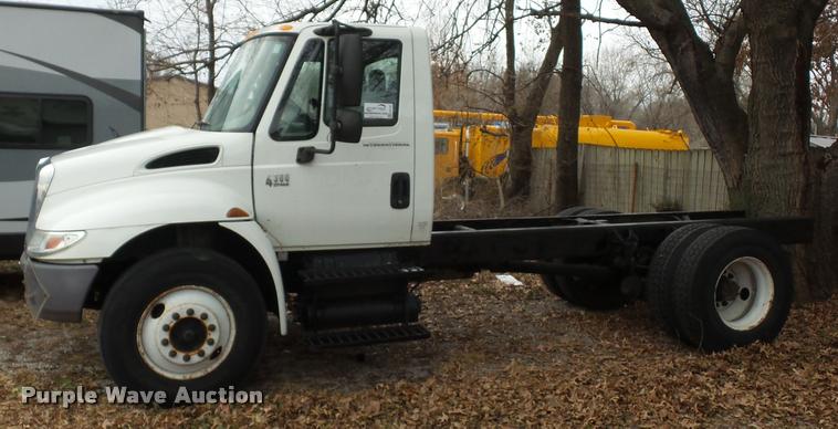 image for item DA5780 2002 International 4300 truck cab and chassis