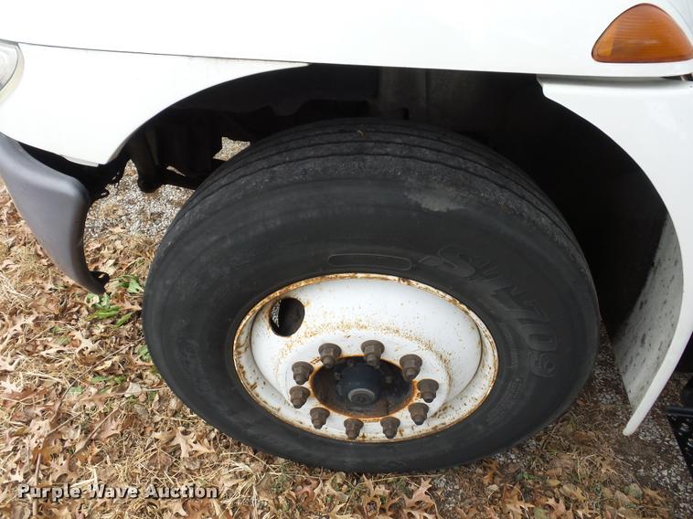 image for item DA5780 2002 International 4300 truck cab and chassis