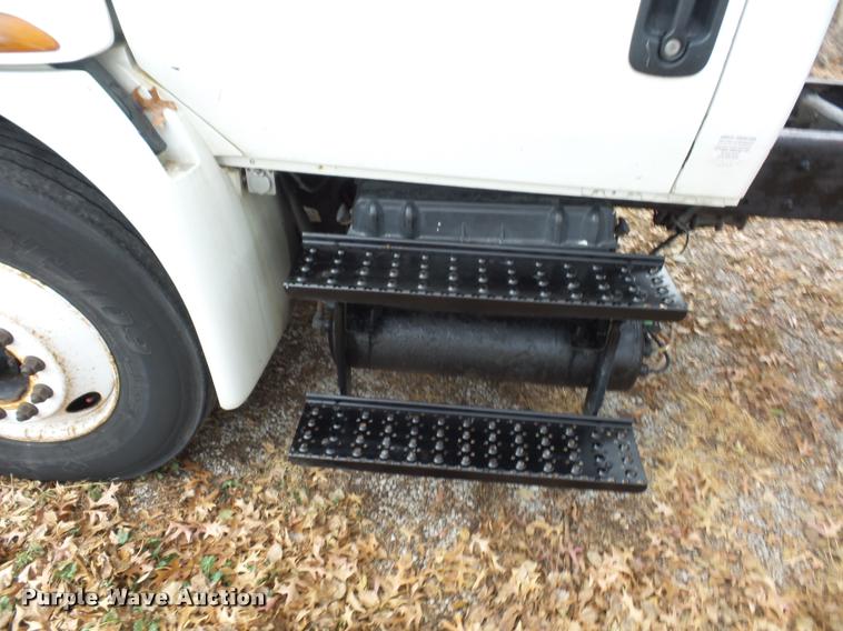 image for item DA5780 2002 International 4300 truck cab and chassis