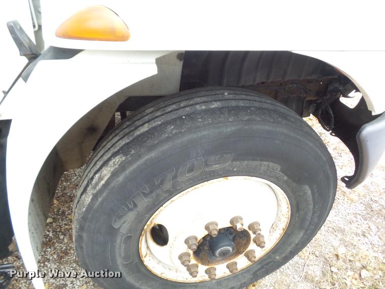 image for item DA5780 2002 International 4300 truck cab and chassis