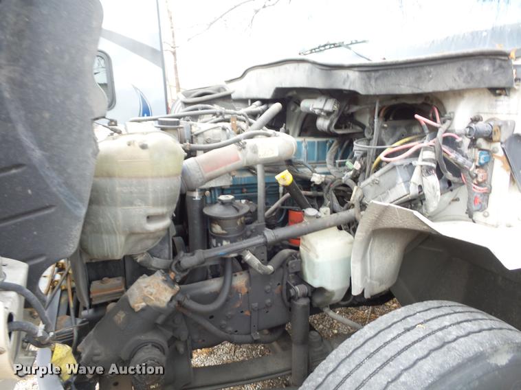 image for item DA5780 2002 International 4300 truck cab and chassis