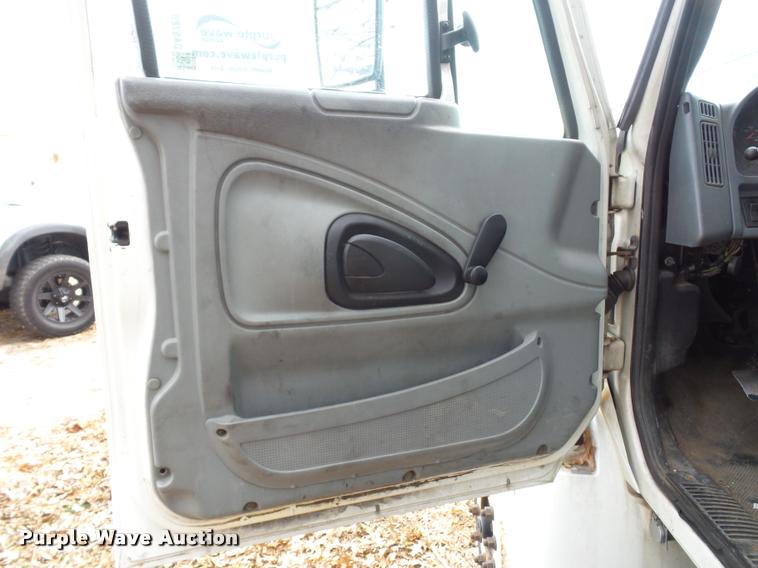 image for item DA5780 2002 International 4300 truck cab and chassis