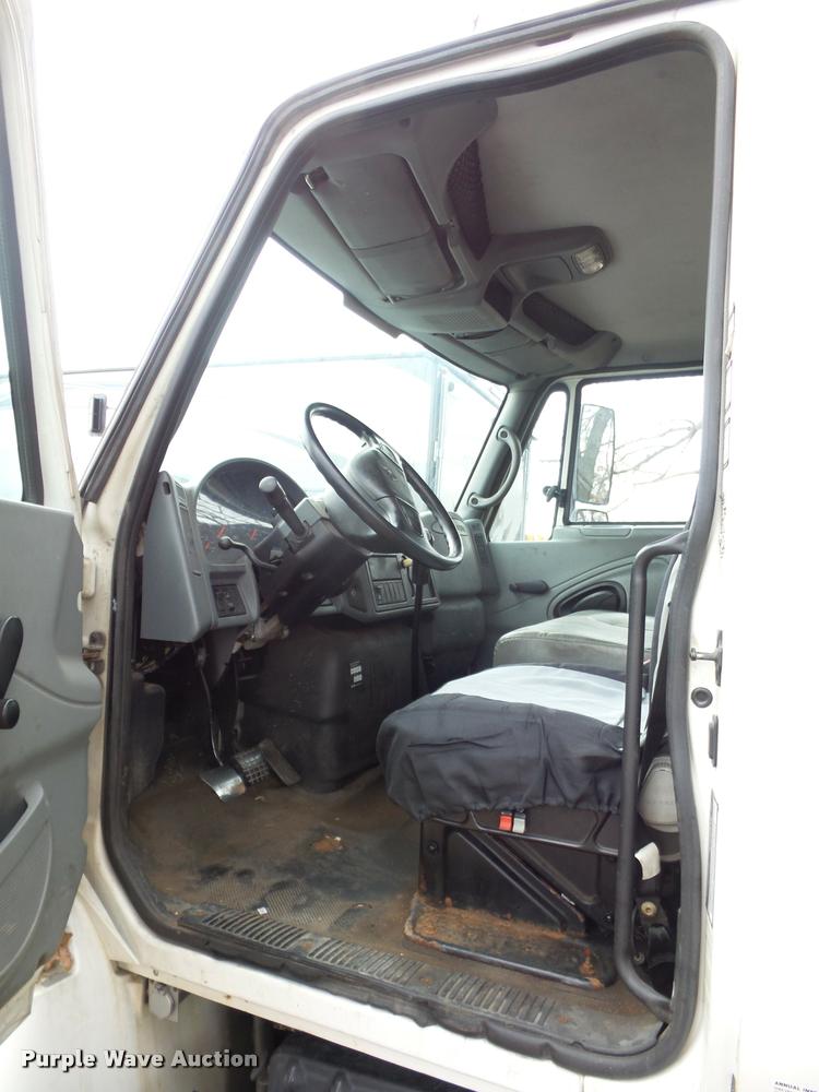 image for item DA5780 2002 International 4300 truck cab and chassis
