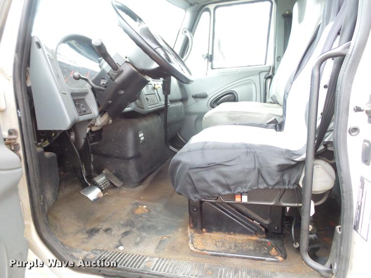 image for item DA5780 2002 International 4300 truck cab and chassis