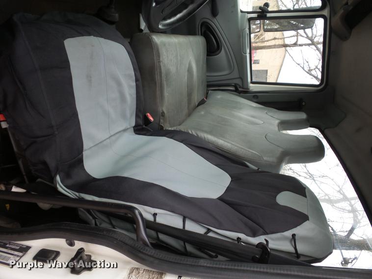 image for item DA5780 2002 International 4300 truck cab and chassis