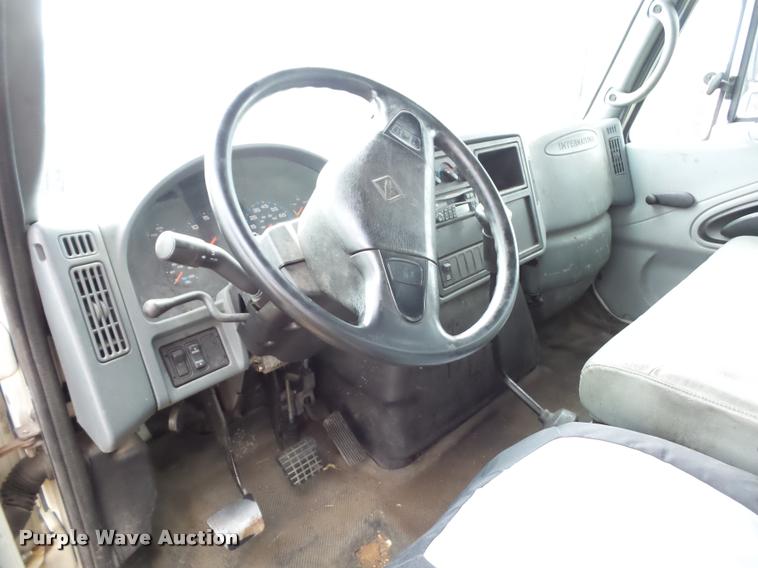 image for item DA5780 2002 International 4300 truck cab and chassis