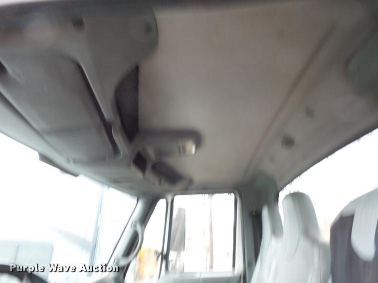 image for item DA5780 2002 International 4300 truck cab and chassis