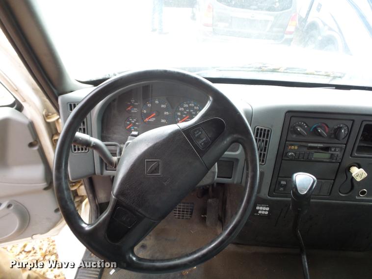 image for item DA5780 2002 International 4300 truck cab and chassis