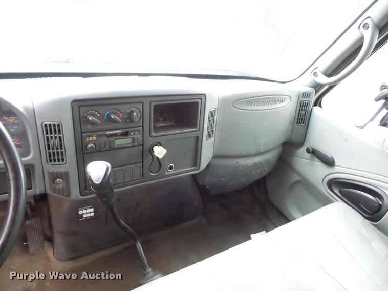 image for item DA5780 2002 International 4300 truck cab and chassis