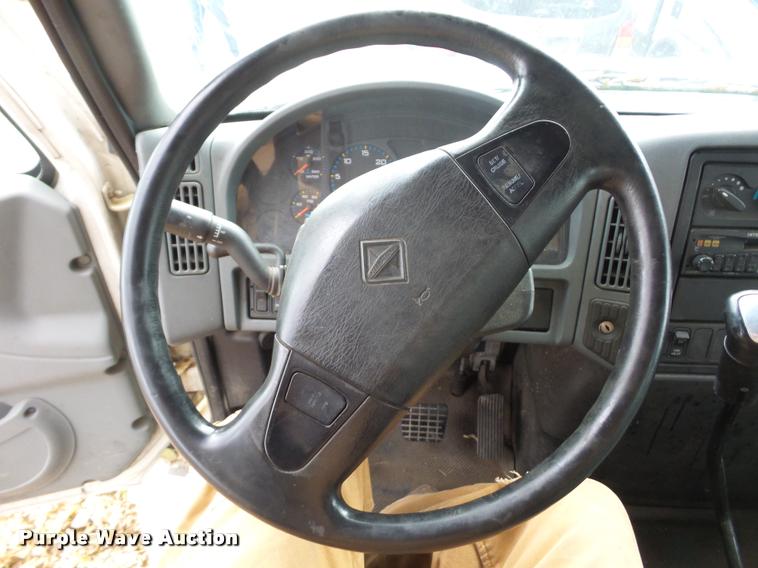 image for item DA5780 2002 International 4300 truck cab and chassis