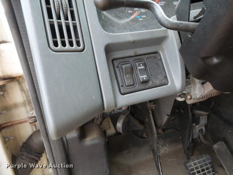 image for item DA5780 2002 International 4300 truck cab and chassis