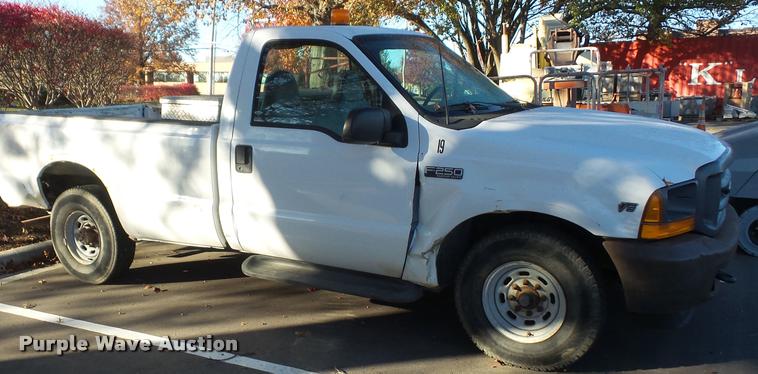 image for item DB2768 2001 Ford F250 Super Duty pickup truck