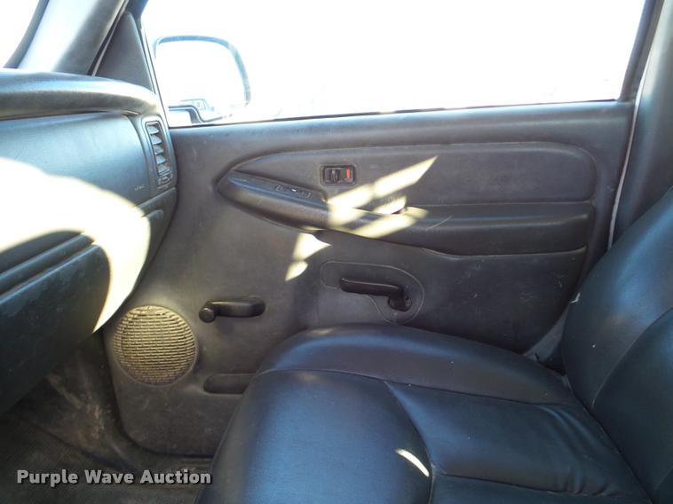 image for item DB5324 2003 Chevrolet Silverado 2500HD Crew Cab pickup truck