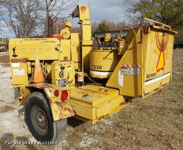 image for item DB5335 1989 Vermeer 1250 chipper