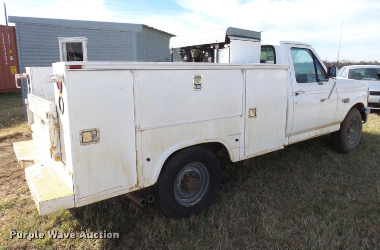 image for item DF9079 1997 Ford F350 utility truck
