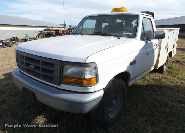 image for item DF9079 1997 Ford F350 utility truck