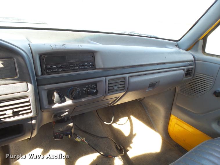 image for item DF9079 1997 Ford F350 utility truck