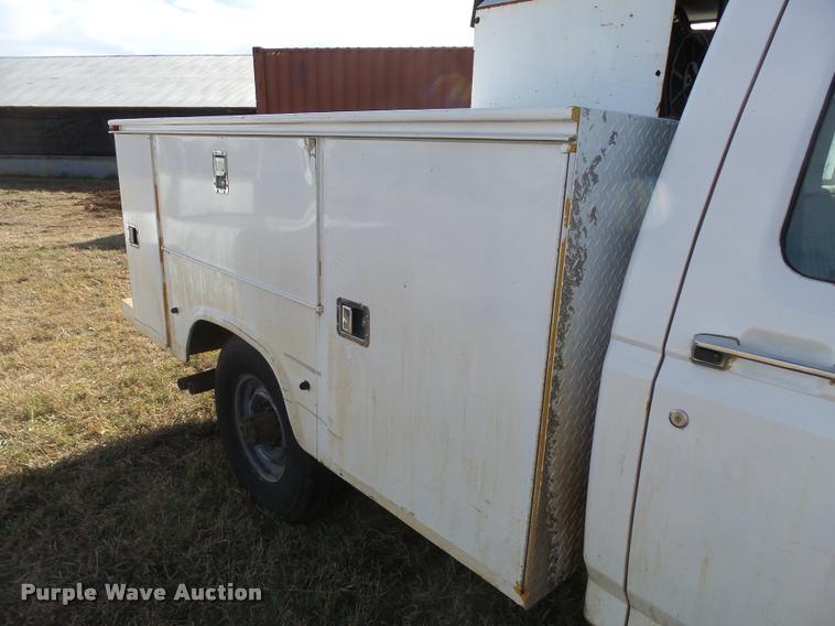 image for item DF9079 1997 Ford F350 utility truck