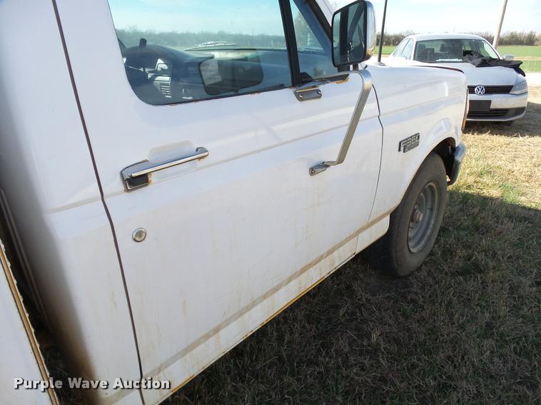 image for item DF9079 1997 Ford F350 utility truck