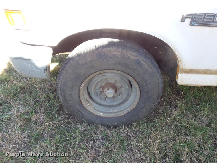 image for item DF9079 1997 Ford F350 utility truck