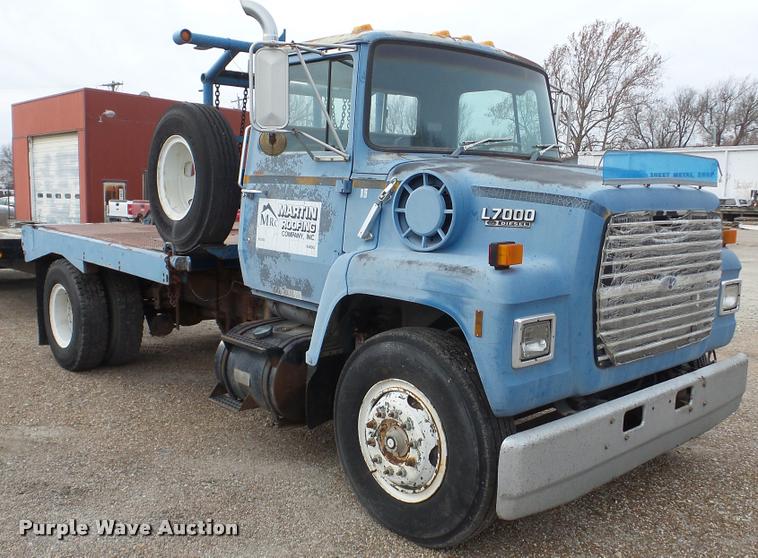 image for item DG9133 1988 Ford LN7000 flatbed truck