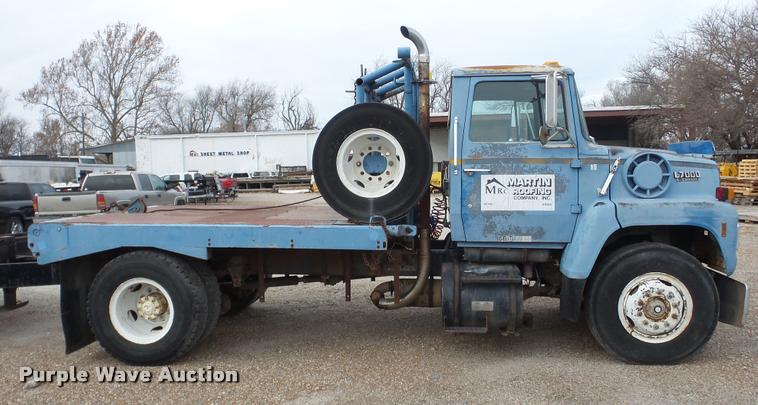 image for item DG9133 1988 Ford LN7000 flatbed truck
