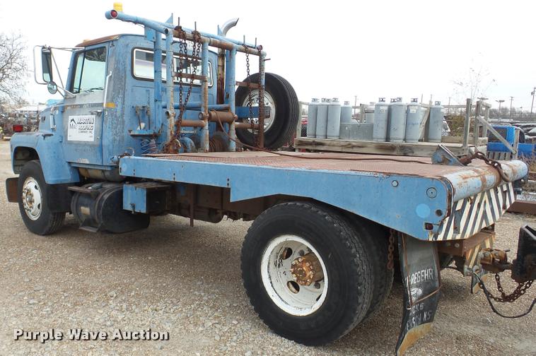 image for item DG9133 1988 Ford LN7000 flatbed truck