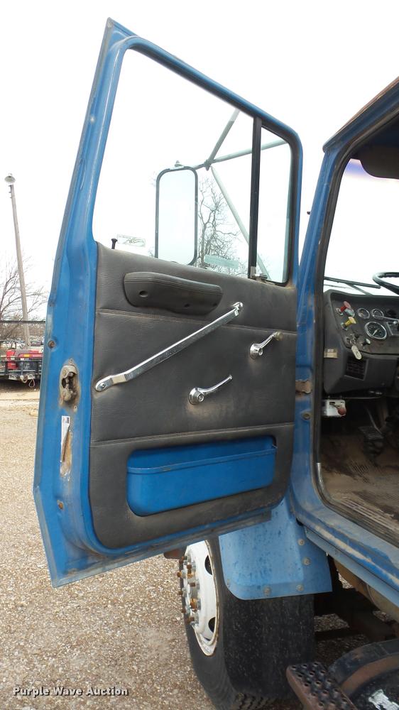 image for item DG9133 1988 Ford LN7000 flatbed truck