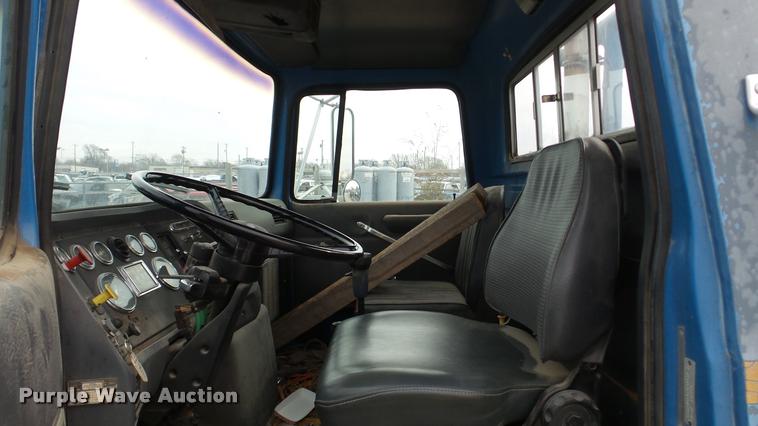 image for item DG9133 1988 Ford LN7000 flatbed truck