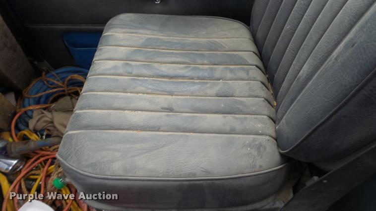 image for item DG9133 1988 Ford LN7000 flatbed truck