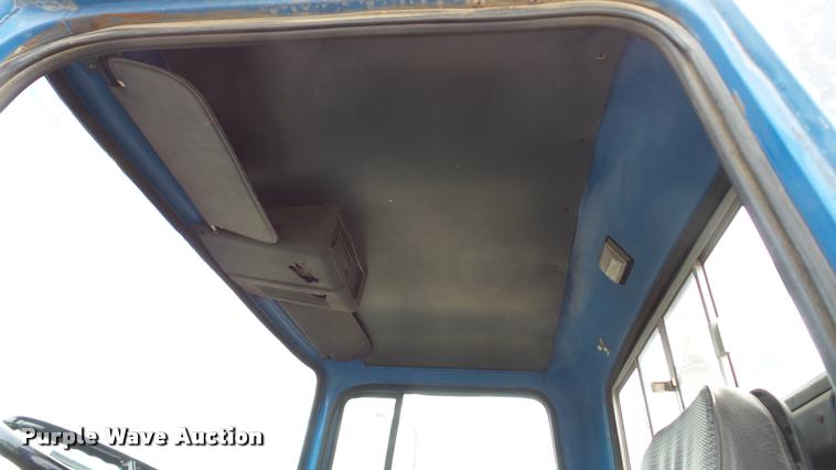 image for item DG9133 1988 Ford LN7000 flatbed truck