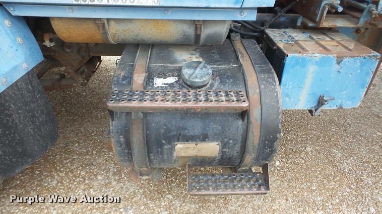 image for item DG9133 1988 Ford LN7000 flatbed truck