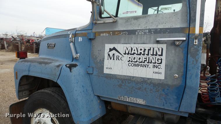 image for item DG9133 1988 Ford LN7000 flatbed truck