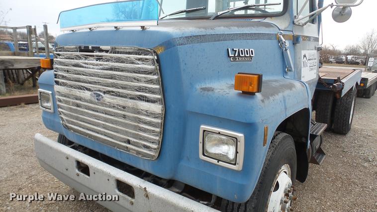 image for item DG9133 1988 Ford LN7000 flatbed truck