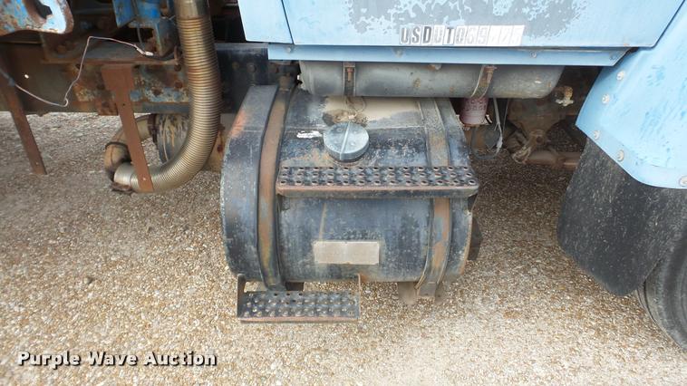 image for item DG9133 1988 Ford LN7000 flatbed truck