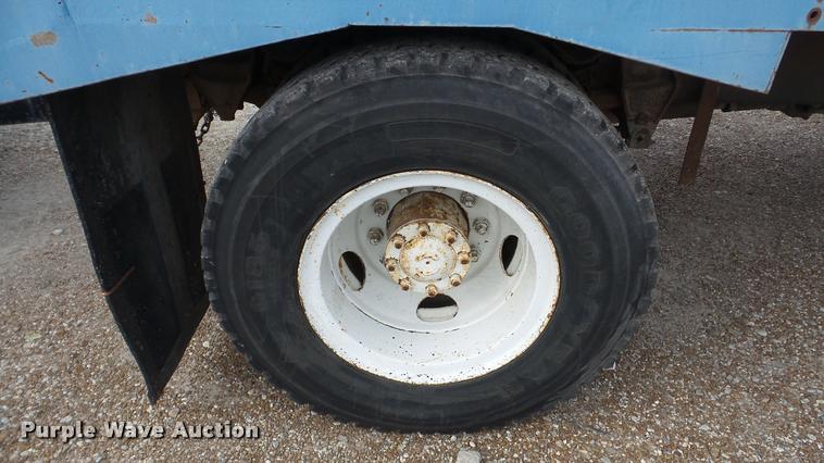 image for item DG9133 1988 Ford LN7000 flatbed truck