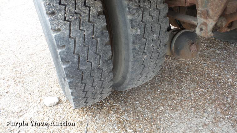 image for item DG9133 1988 Ford LN7000 flatbed truck