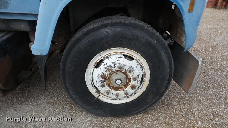 image for item DG9133 1988 Ford LN7000 flatbed truck