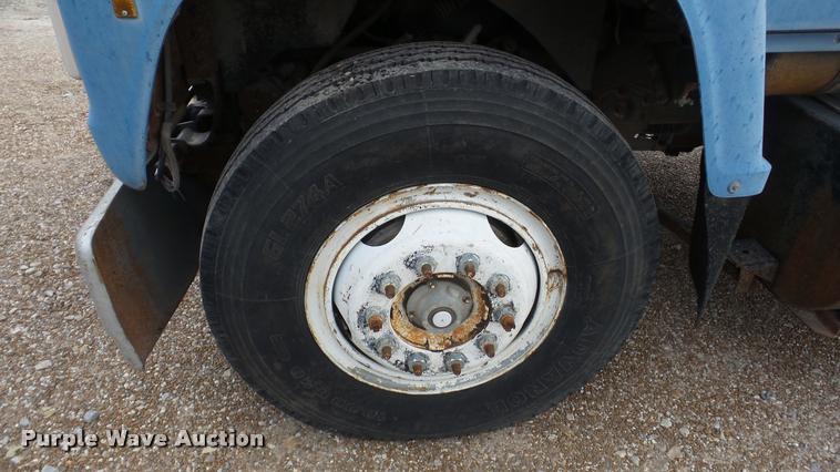 image for item DG9133 1988 Ford LN7000 flatbed truck