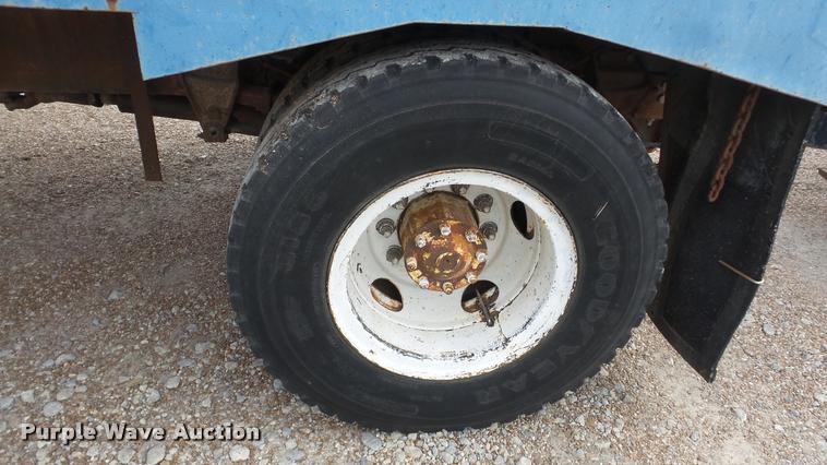 image for item DG9133 1988 Ford LN7000 flatbed truck