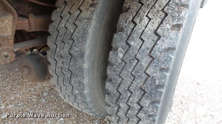 image for item DG9133 1988 Ford LN7000 flatbed truck