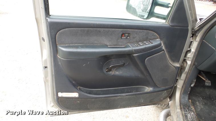 image for item DG9135 2001 Chevrolet Silverado 2500HD Crew Cab pickup truck