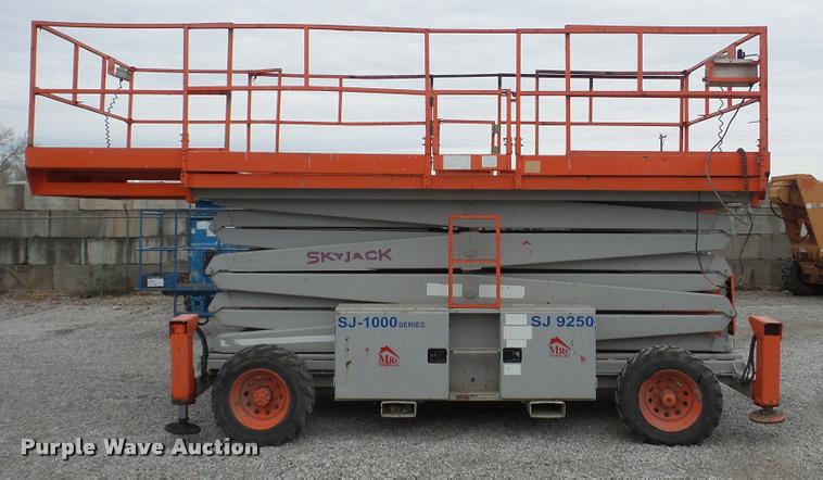 image for item DG9136 1998 Skyjack SJ9250 scissor lift