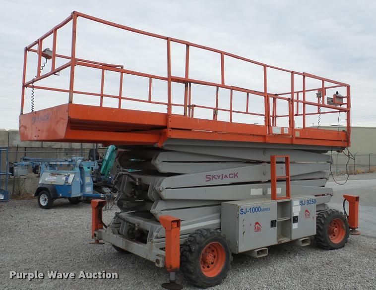 image for item DG9136 1998 Skyjack SJ9250 scissor lift