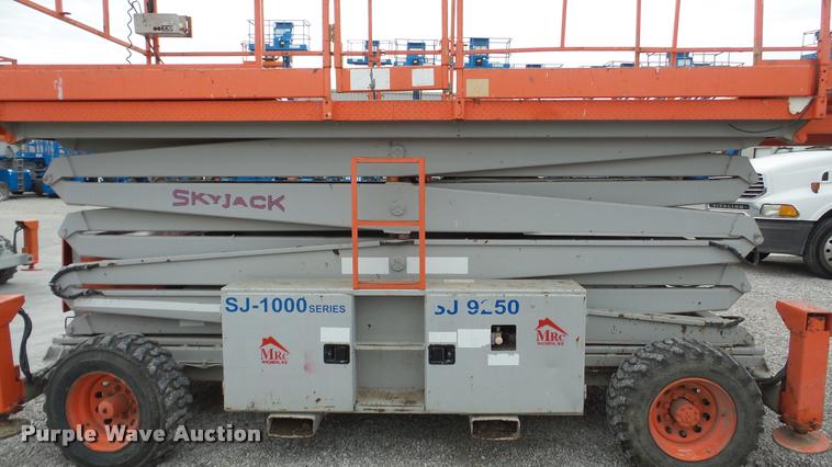 image for item DG9136 1998 Skyjack SJ9250 scissor lift