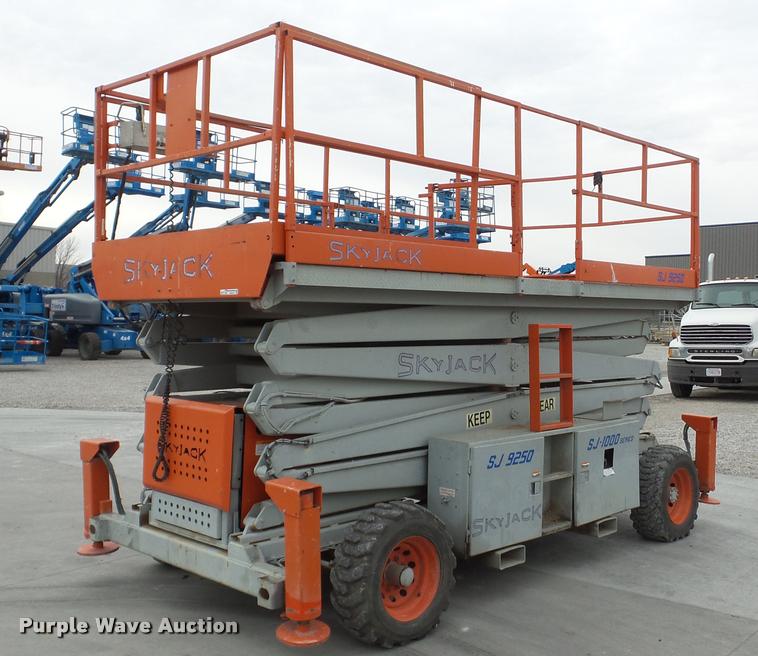image for item DG9137 2000 Skyjack SJ9250 scissor lift