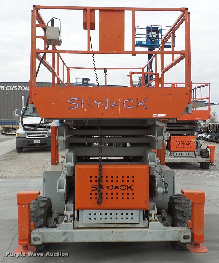 image for item DG9137 2000 Skyjack SJ9250 scissor lift