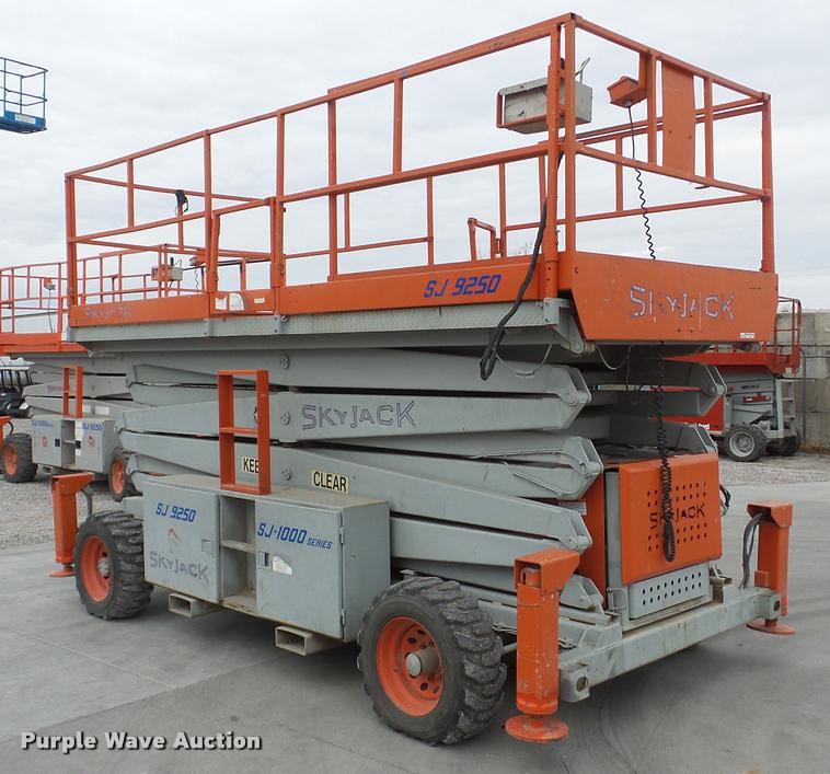 image for item DG9137 2000 Skyjack SJ9250 scissor lift